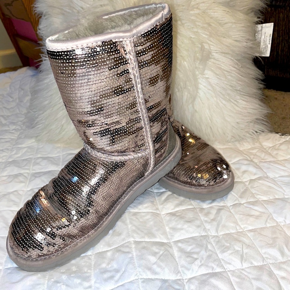 Silver sequin UGGS Sz. 7